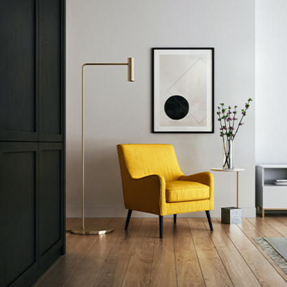 Gelber Sessel im Wohnzimmer mit Beistelltisch