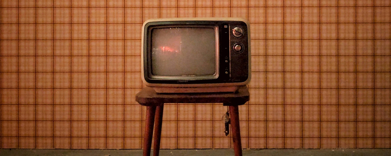 Vintage TV vor Wand