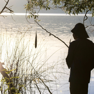 Fischer fängt Felche im Laacher See